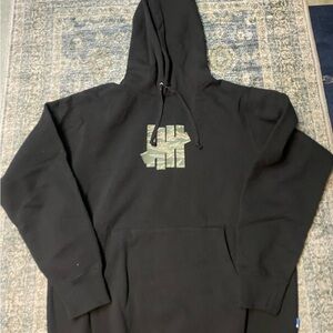 UNDEFEATED  Five Strike Logo Pullover Hoodie Size Large -Black / Camo